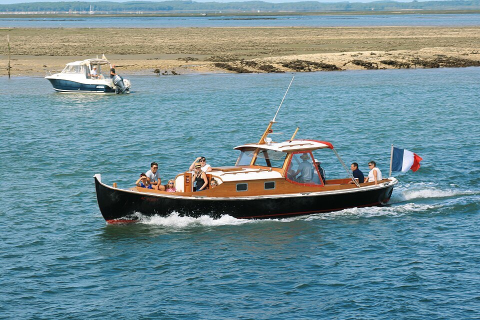 A pinasse underway on the bay